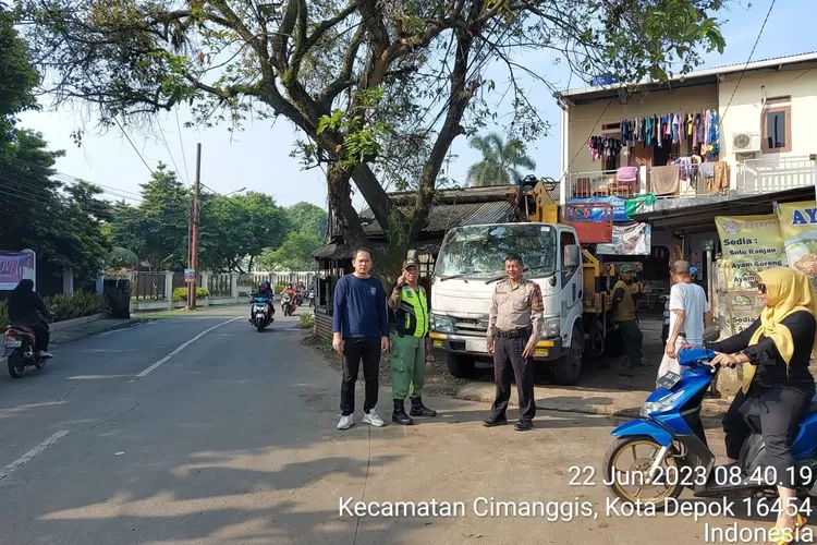 Pemangkasan sejumlah pohon rindang yang berada di Jalan Gatot Kaca lingkungan RW3, Kelurahan Harjamukti, Kecamatan Cimanggis