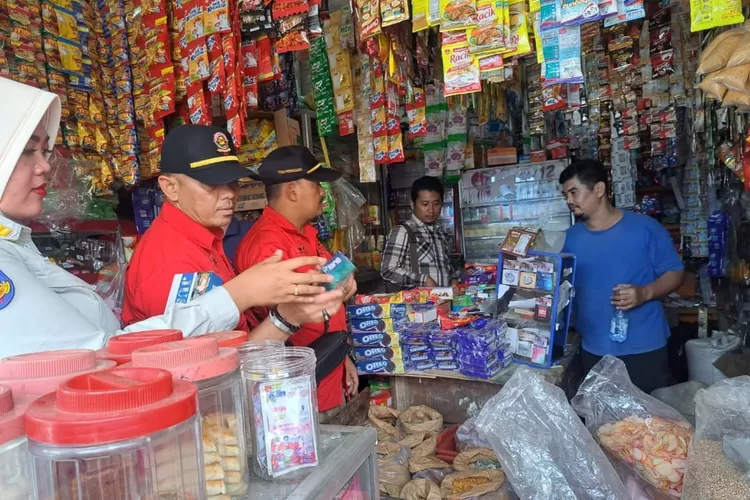 Petugas gabungan menyita rokok ilegal dari beberapa warung di Kota Bogor. (Satpol PP)