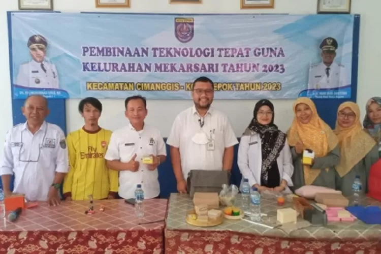 Sosok anak muda warga RT5/9, kelurahan Mekarsari, Nur Salim memberikan contoh kepada peserta cara membuat inovasi teknologi tepat guna.