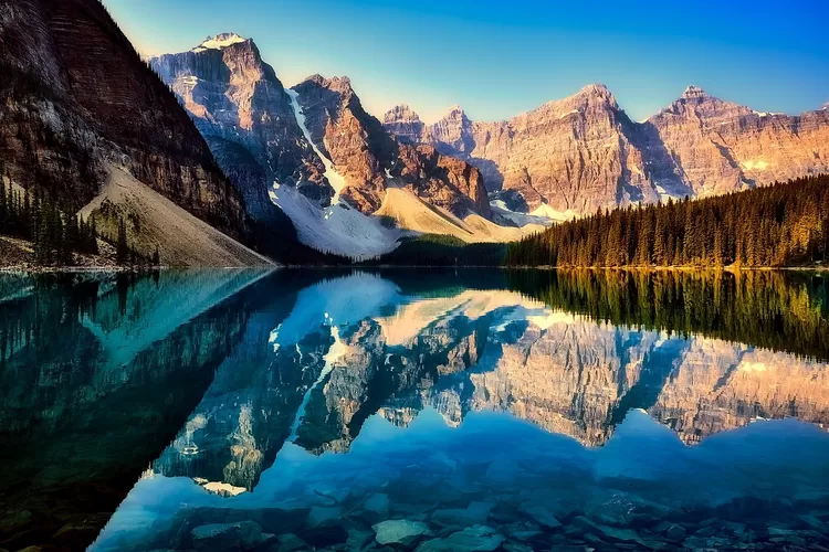 Potret Moraine Lake salah satu tempat yang indah bak serpihan surga di bumi  (Pixabay.com/@12019)