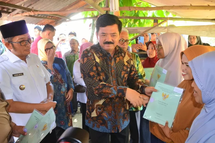 Menteri  Menteri ATR/BPN Hadi Tjahjanto yang didamping Wako Hendri Septa menyerahkan serahkan Sertifikat Tanah Program PTSL  di Tarantang. (Prokopim Pdg)