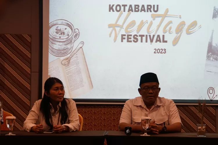 Sekretaris Daerah Kota Yogyakarta, Aman Yuriadijaya dan Kepala Dinas Kebudayaan Kota Yogyakarta, Yetti Martanti menyampaikan acara Kotabaru Heritage Festival. (Foto: Humas Pemkot Yogyakarta)