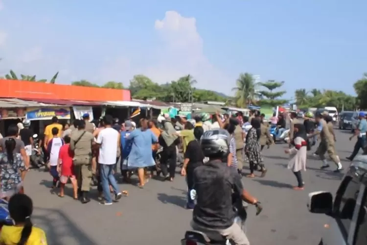 Penertiban PKL Pantai Padang Rusuh, Lima Personil Satpol PP Luka-luka (ist)