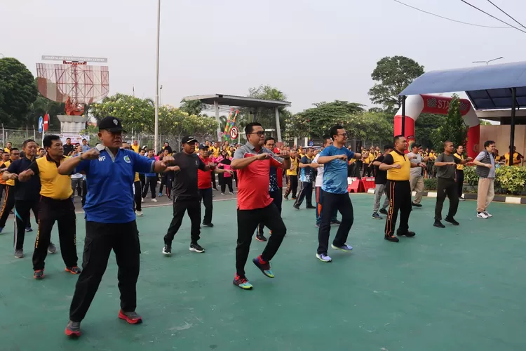 Polresta Bandra Soetta menggelar olahraga bersama, bakti kesehatan TNI-Polri dan Komunitas Bandara Seotta (Kombata) dalam rangka Hari Bhayangkara ke-77  2023. (istimewa )