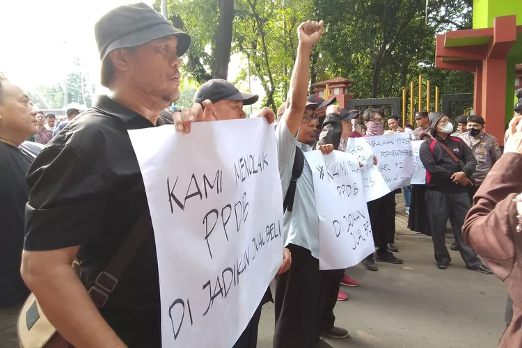 Aksi damai 200 guru yang tergabung dalam BMPS Kota Bekasi memberikan 11 tuntutan terhadap pelaksanaan PPDB 2023-2024, di depan gerbang Pemkot Bekasi, Jumat (23/6/2023) siang. (FOTO: Dharma/Suarakarya.id)