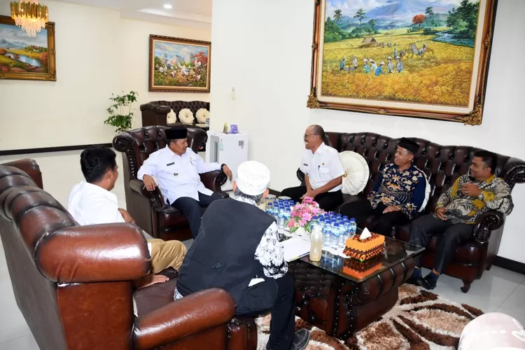 Bupati Agam Dr H Andri Warman mendukung rencana pembukaan jalan Malalak-Tanjung Raya  (AMC News)