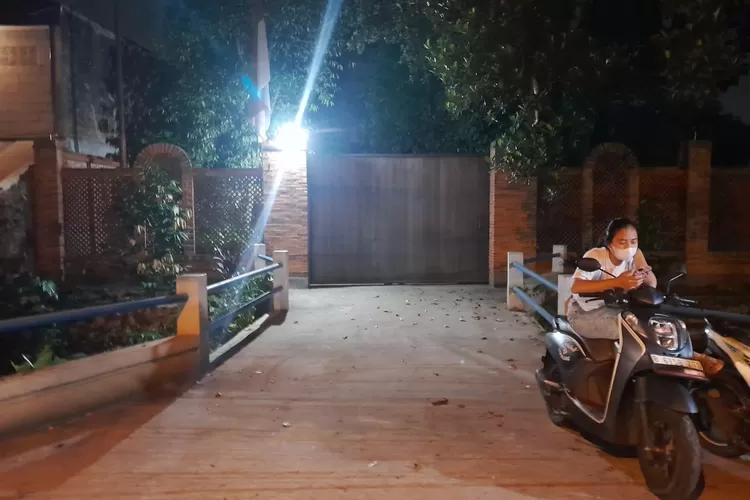 SEPI : Kediaman pimpinan Pondok Pesantren (Ponpes) Al-Zaytun, Panji Gumilang terpantau tidak ada aktifitas, di Jalan Raya Krukut RW3, Kelurahan Krukut, Kecamatan Limo, Kamis (22/6). (ALDY RAMA/RADAR DEPOK)