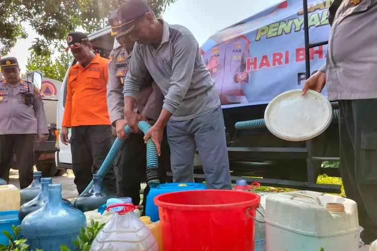 Polres Kendal dan BPBD Kendal melakukan droping air bersih ke Desa Damarsari Cepiring yang mulai kesulitan air bersih, Jumat 23 Juni 2023.  (Edi Prayitno/ kontributor Kendal)