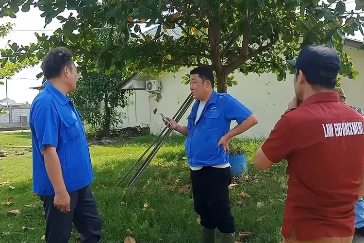 Tim Pengawas Orang Asing (Pora) yang beranggotakan personel gabungan dari Imigrasi Pemalang, kepolisian, kejaksaan, TNI, Kesbangpol, dan Dinas tenaga kerja Pemerintah Kota Pekalongan saat melakukan sidak (Muslihun)