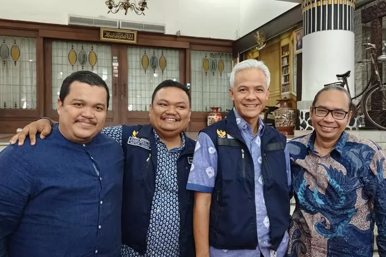 Capres PDIP Ganjar Pranowo foto bersama beberapa anak-anak muda alumnus kampus-kampus ternama se Jabar.  (Ariesmen Fokussatu)