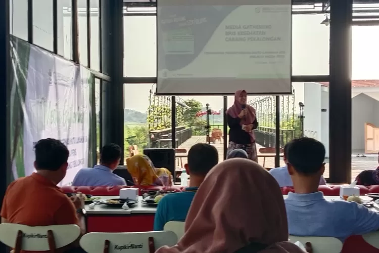 Kepala BPJS Kesehatan Cabang Pekalongan, Sri Mugirahayu saat media gathering di Kafe Kupikir Nanti, Kelurahan Duwet, Kecamatan Pekalongan Selatan, Kota Pekalongan, Jumat 23 Juni 2023. (Muslihun kontributor Batang)