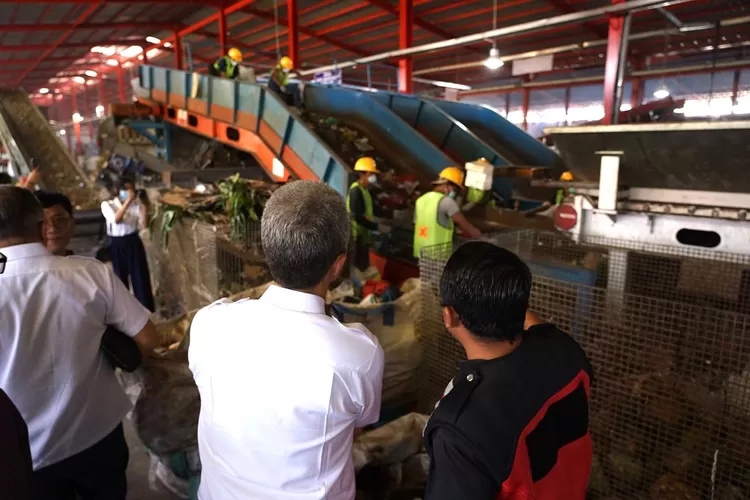 Wakil Wali Kota Bogor Dedie Rachim melihat proses pengolahan sampah di TPST Denpasar Bali. (Pemkot Bogor)