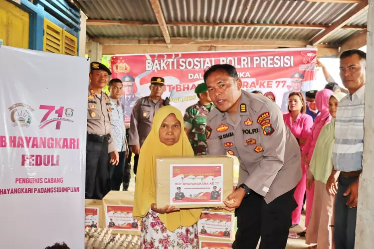 Kapolres Padangsidimpuan AKBP Dwi prasetyo Wibowo, diwakili Kabag SDM AKP A. Alexander Putra Piliang menyerahkan bantuan Kepada para penghuni panti jompo  Realitasonline.id/ RI