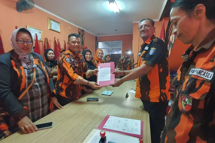 PENDAFTARAN : Serah Terima Formulir Pendaftaran Ketua MPC Kota Depok Periode 2024-2029, Trisno NKP (kiri), Ketua SC Kota Depok William Matakena (kanan), Didampingi Srikandi PP Kota Depok. FAUZAN RASYID/RADAR DEPOK.