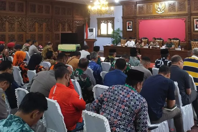 Pj Bupati Batang Lani Dwi Rejeki, Kapolres Batang AKBP Saufi Salamun, Dandim 0736 Batang Letkol Inf Ahmad Alam Budiman saat Rakor keamanan dan ketertiban wilayah Kabupaten Batang di Aula kantor bupati setempat, 23 Juni 2023.  (Foto: Muslihun/kontributor Batang.)