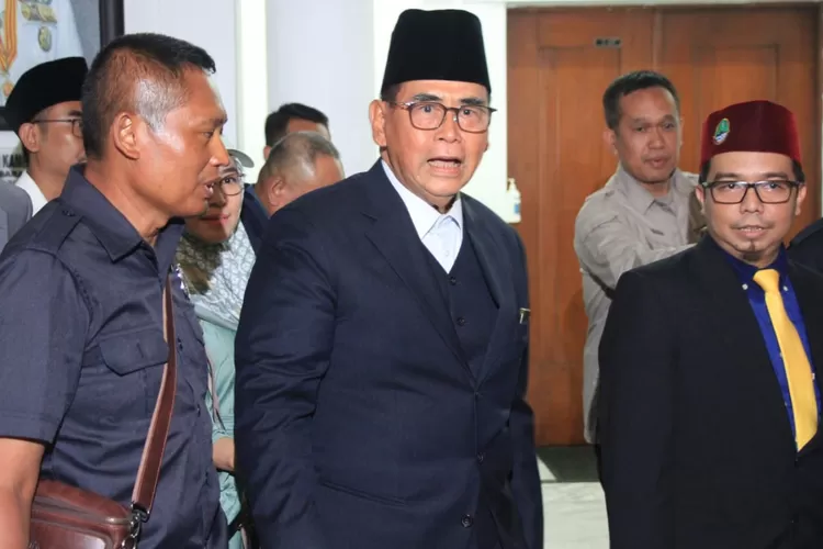 Panji Gumilang tiba di Gedung Sate Provinsi Jawa Barat, Kota Bandung, Jumat (23/6). Kedatangan tersebut untuk memenuhi panggilan dari tim investigasi terkait dugaan ajaran menyimpang di Ponpes Al -Zaytun Indramayu. (TAUFIK ACHMAD HIDAYAT/RADAR BANDUNG)