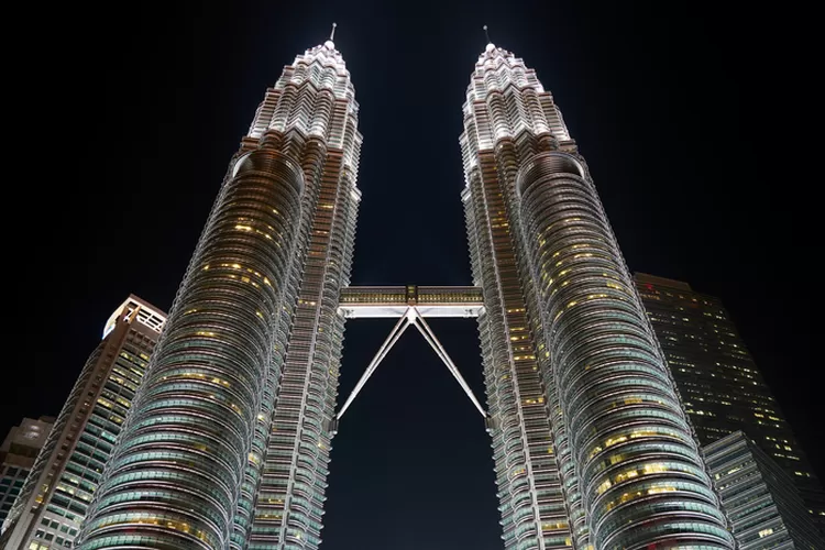 Petronas Twin Towers destinasi tips healing murah (engin akyurt)