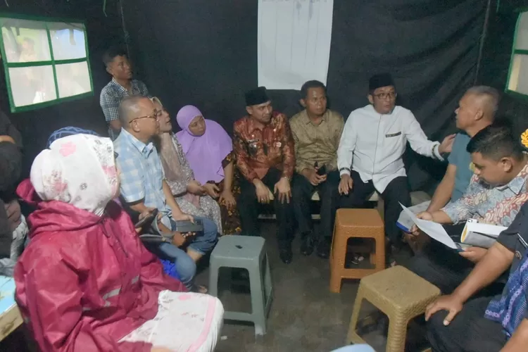  Wali Kota Padang Hendri Septa serahkan bantuan untuk korban kebakaran dan pohon tumbang. (Dv/Prokopim Pdg)