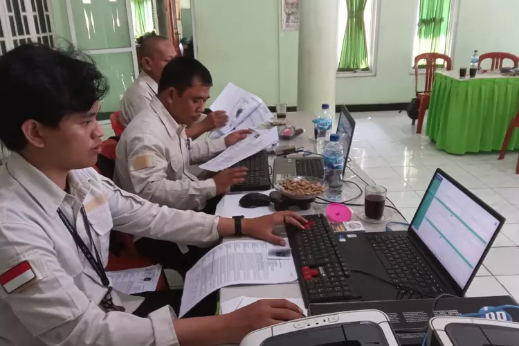 Petugas sedang mendata pembuatan akta kelahiran.