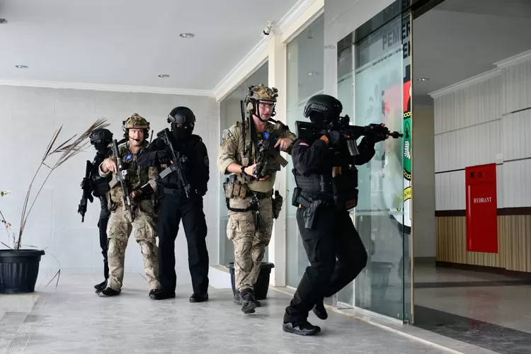 Satbravo 90 Kopasgat TNI AU dan Marinir Amerika Serikat membebaskan sandera  di Kantor Wali Kota Pekanbaru (Dispenau)
