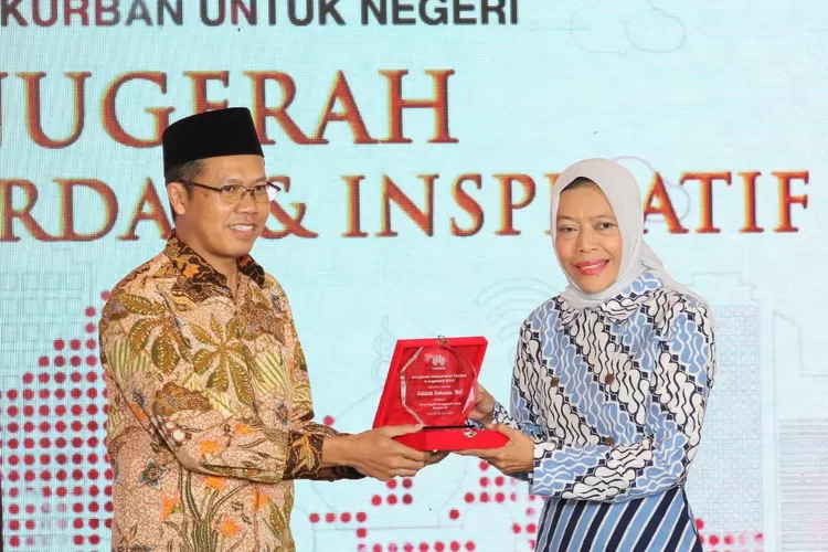 Saidah Sakwan menerima penghargaan tokoh perempuan penggerak zakat.