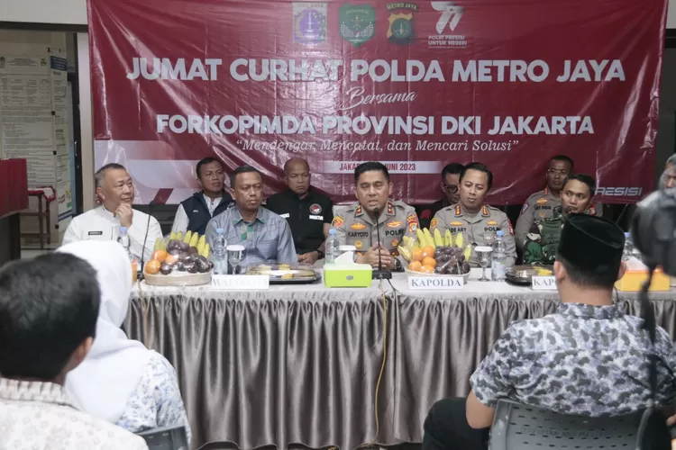 Dialog Kapolda Metro Jaya Irjen Karyoto didampingi PJU bersama warga untuk mencegah tawuran. (Humas PMJ )