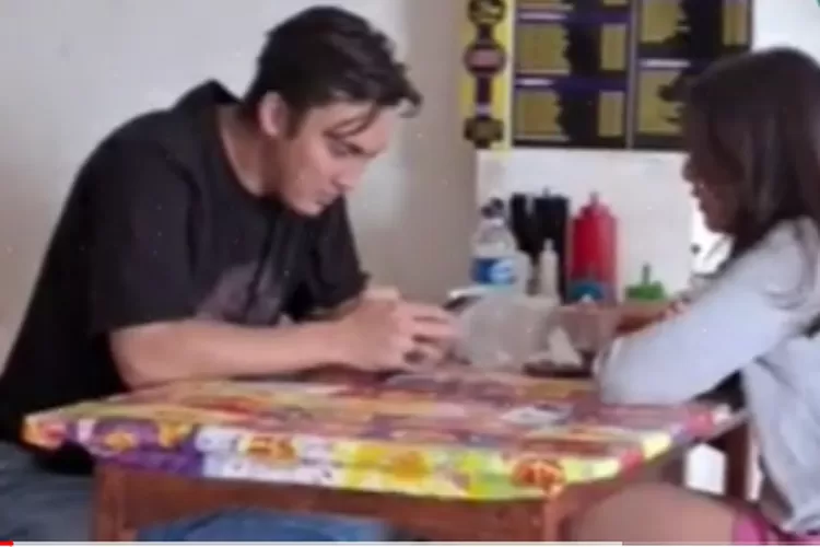 Beredar foto Rendy Kjaernett bersama seorang wanita diduga kuat Syahnaz Sadiqah sedang makan mie ayam (Youtube Kabar Populer)