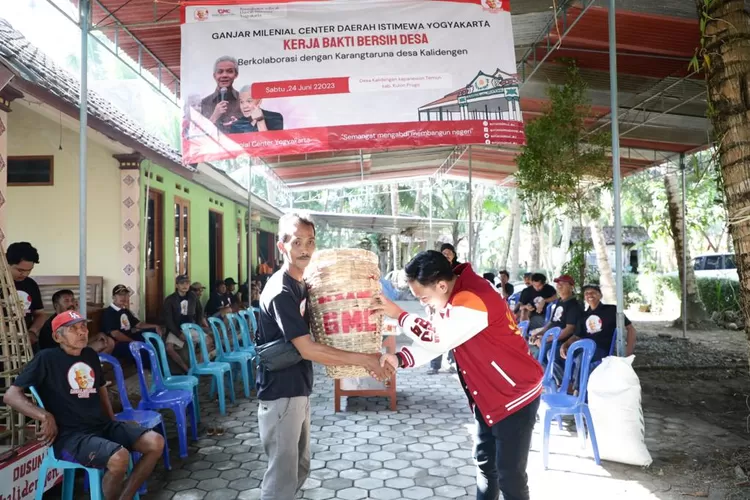 Sukarelawan Ganjar Milenial Center DIY menggandeng karang taruna mengadakan kerja bakti bersih-bersih di Desa Kalidengen, Kapanewon Temon, Kulon Progo, Sabtu (24/6/2023).  (Istimewa)