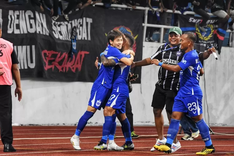 Taisei Marukawa merayakan gol bersama rekan-rekannya saat mencetak gol pertama untuk PSIs Semarang. PSIS vs Phnom Penh Crown FC sementara 1-1.  (Ayosemarang.com/ Audrian Firhannusa)