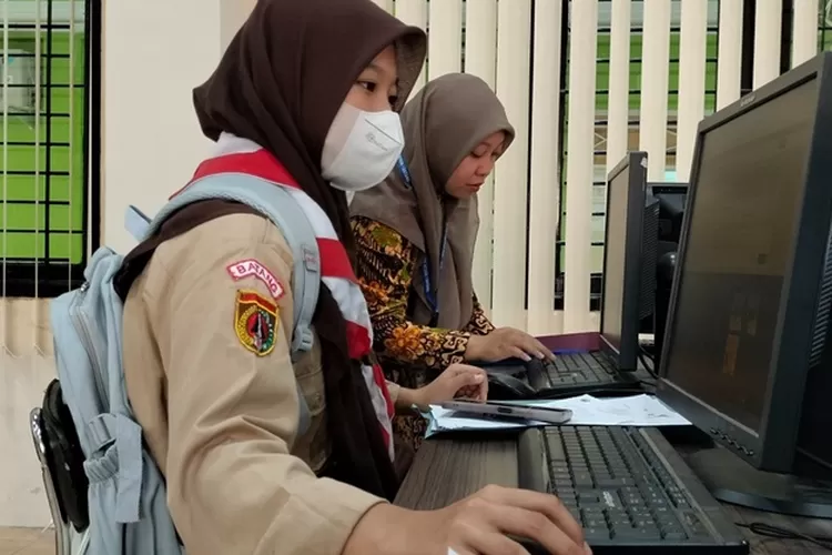 Calon peserta didik jenjang SMK/SMA melakukan pendaftaran PPDB Jateng 2023 online (dok)