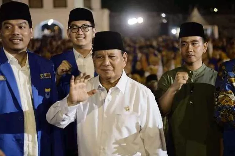 Menhan Prabowo Subianto didampingi Wali Kota Solo Gibran Rakabuming Raka saat menghadiri harlah PMII di Solo (Endang Kusumastuti)