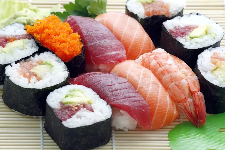 Ilustrasi perbedaan sushi dan kimbab (Pixabay via DesignNPrint)