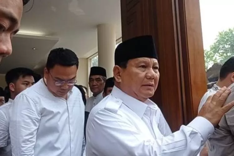 Prabowo saat melayat ke rumah duka Desmond Mahesa (Sindonews.com/Riana Rizkia)