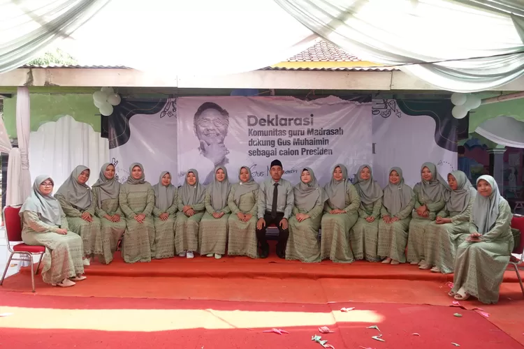 Ketua Yayasan Al Hidayah Tulang Kuning Fuad al Ansori bersama para guru