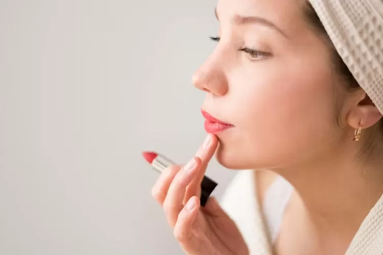 Tips kecantikan: Inilah lip care routine yang bisa membuat bibir Anda lembab (Freepik)