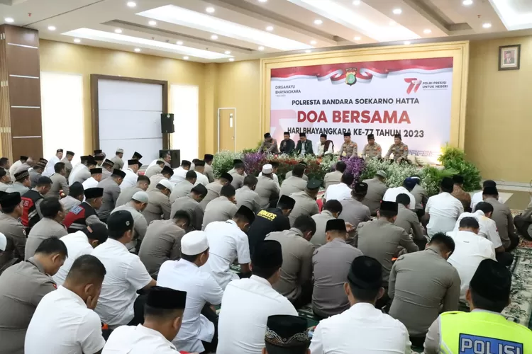 Polresta Bandara Soekarno-Hatta (Soetta) menggelar doa bersama lintas agama yang diikuti oleh ratusan personelnya . (istimewa )