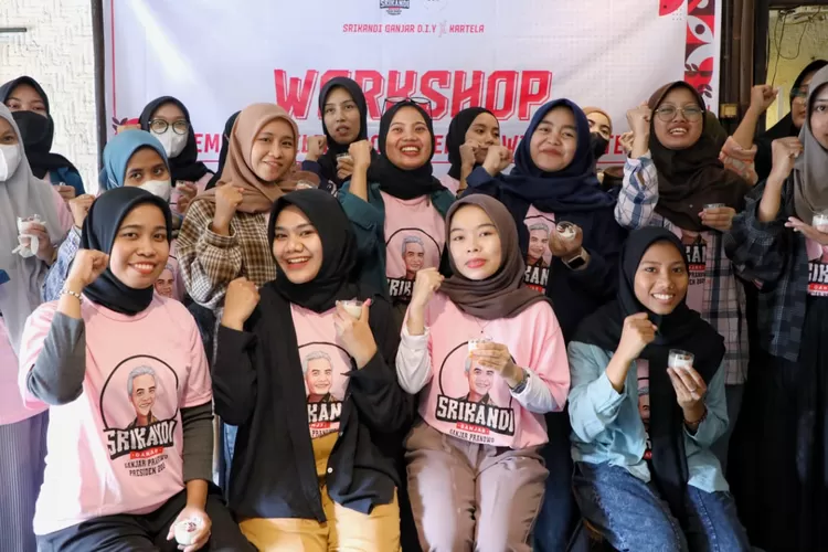 Sukarelawan Srikandi Ganjar DIY menggelar workshop membuat lilin aroma terapi yang diikuti puluhan perempuan milenial di Sellie Coffe, Mergangsan, Kota Yogyakarta, Sabtu (24/6/2023).  (Istimewa)