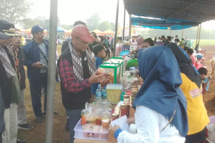 TINJAU : Wakil Walikota Depok, Imam Budi Hartono meninjau langsung para pelaku usaha pada acara UMKM Day di Lapangan RRI, Kelurahan Cisalak, Kecamatan Sukmajaya, Minggu (25/6). (ANDIKA EKA/RADAR DEPOK)