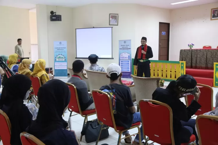 PENYULUHAN : Camat Pancoranmas, Zikri Dwi Darmawan saat memberi sambutan dalam kegiatan Workshop Videografi, di Aula Kecamatan Pancoranmas, belum lama ini. (ALDY RAMA/RADAR DEPOK)