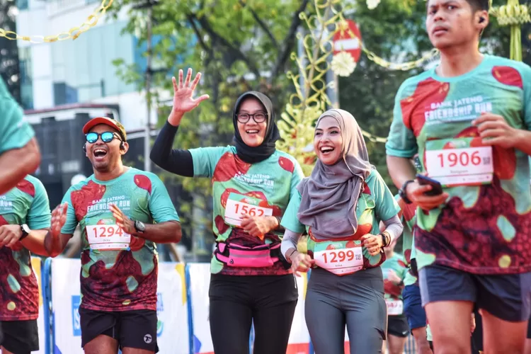 Kegembiraan pelari dalam ajang Bank Jateng Friendship Run di Semarang, Minggu 25 Juni 2023. (Ayosemarang.com/ Audrian Firhannusa)