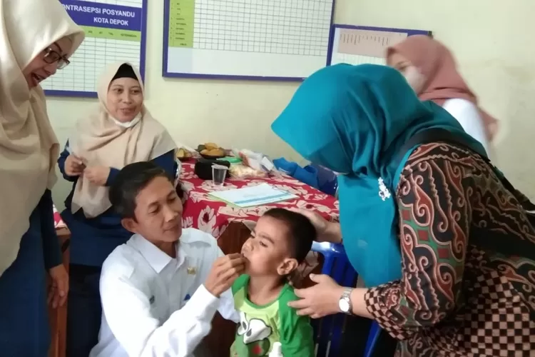 Lurah Mekarsari, Bahrudin memberikan imunisasi kepada warganya untuk mencegah berbagai mecam penyakit.