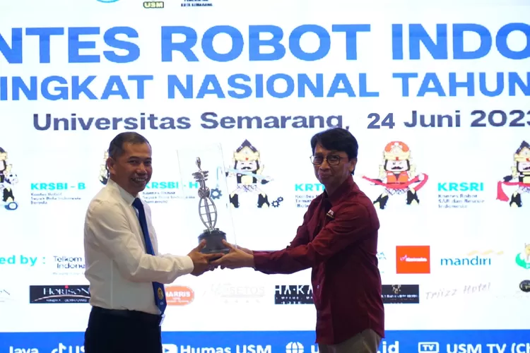 Rektor USM Semarang Supari saat membuka Kontes Robot Indonesia, Sabtu 24 Juni 2023. (dok. USM)