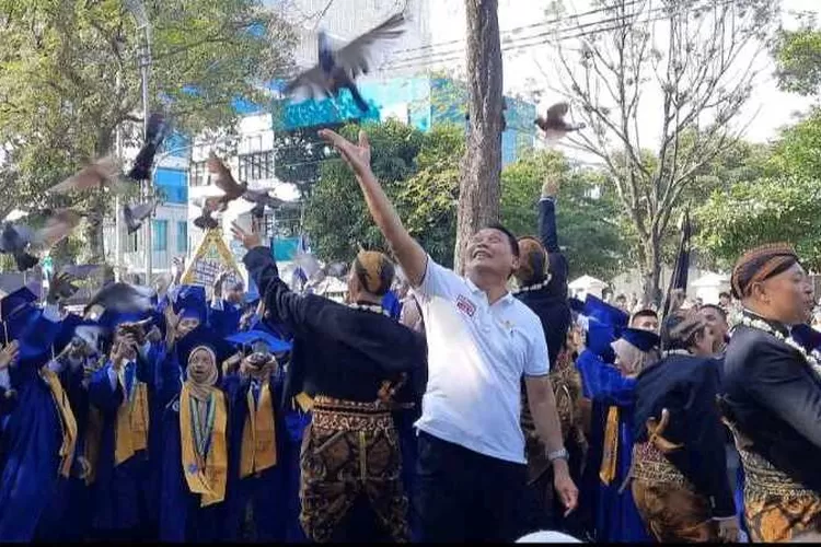 Siswa  SMA Pradita Dirgantara bersama Wakil Wali Kota Solo Teguh Prakosa melepaskan burung usai kirab budaya  (Endang Kusumastuti)