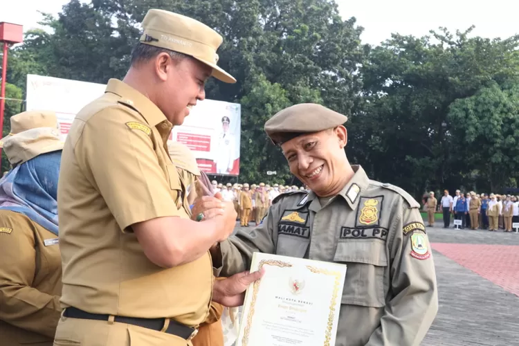 Plt Wali Kota Bekasi Tri Adhianto memberi apresiasi para pegawai Pemkot Bekasi yang purnabhakti. (Pemkot Bekasi)