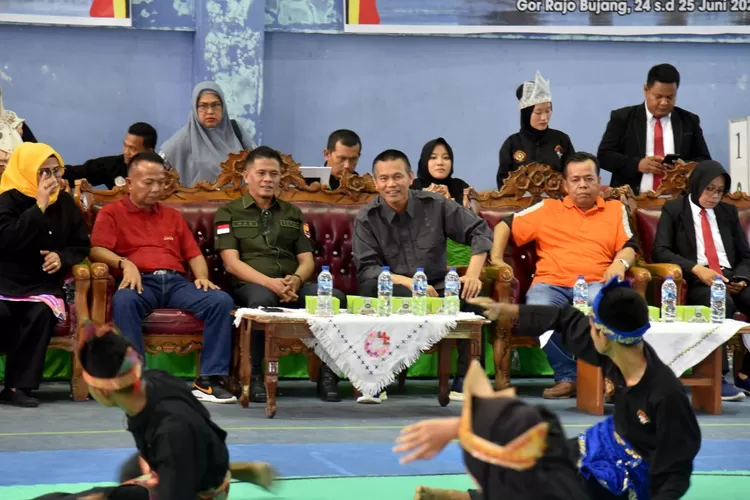 Genius Umar membuka Kejuaraan Daerah Pencak Silat Kota Pariaman Tahun 2023, yang dilaksanakan di GOR Rajo Bujang Kelurahan Karan Aur Kecamatan Pariaman Tengah Sabtu, (24/6/23). (Kominfo Kota Pariaman)