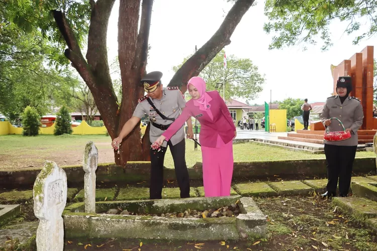 Kapolres Padangsidimpuan AKBP Dwi Prasetyo Wibowo, didampingi Ketua Bhayangkari Cabang Padangsidimpuan Ajeng Dwi Prasetyo melakukan tabur bunga di TMP Bahagia, dalam rangka menyambut Hari Bhayangkara Realitasonline.id/ RI