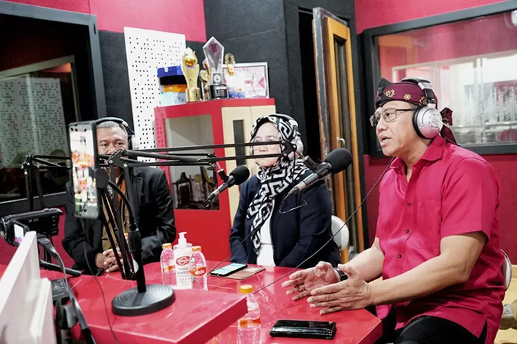 Wakil Ketua DPRD Kota Bandung H. Achmad Nugraha, D.H., S.H., menjadi narasumber terkait PPDB 2023, di talk show OPSI PRFM, Bandung, kemarin ini. Nicko/Humpro DPRD Kota Bandung.
