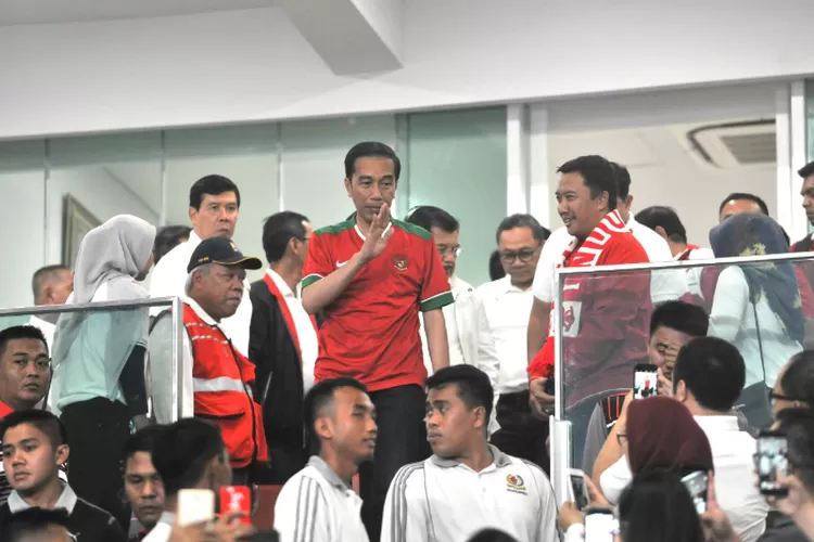 Presiden Jokowi saat menonton pertandingan Timnas Indonesia di SUGBK