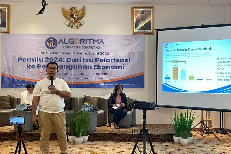 Direktur Eksekutif Algoritma Research and Consulting Aditya Perdana menyampaikan paparan hasil survei nasional, Senin (26/6/2023).