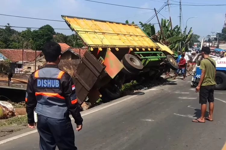 Kecelakaan truk terguling di Ciampea, Kabupaten Bogor. (instagram/dishubkabbogor_dalops)